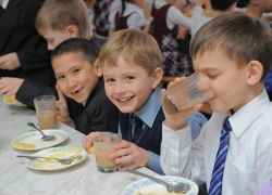 Ростов выделит больше денег на горячие обеды для малообеспеченных школьников