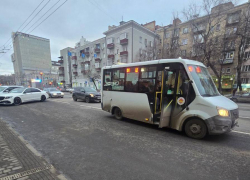 Министр транспорта Алёна Беликова простояла на остановке 10 минут, ожидая переполненный автобус