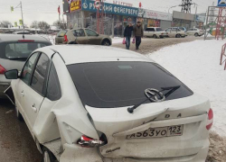 Крупную аварию в стиле "домино" сняли камеры наблюдения в Ростове-на-Дону
