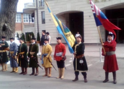 Памятный знак «Сарматское копье» открыли в Азове донские казаки и венгерские гусары