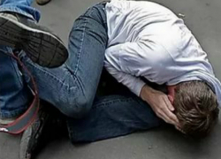 Трое молодых разбойников избили и ограбили возвращавшегося домой прохожего в Ростовской области