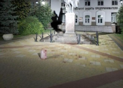 В Ростове неадекватный мужчина резал себя ножом и сливал кровь в канистру