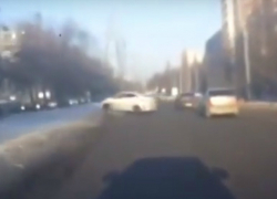 Эпичный скоростной вылет разогнавшейся иномарки в дерево в Ростове попал на видео