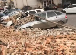 В Новочеркасске кирпичная стена возле ТЦ обвалилась на автомобили