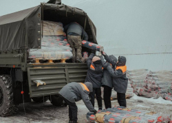 Донские "единороссы" вместе с активистами Народного фронта отправили на передовую более 110 тонн полиэтиленовой пленки