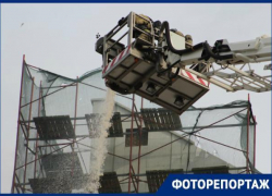 Горящая крыша, перекрытые улицы и десятки спецмашин: показываем, как тушили пожар в Музыкальном театре Ростова