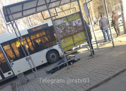В Ростове пенсионер умер на автобусной остановке