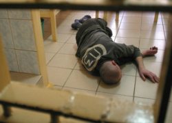 Проигравший огромную сумму денег в карты заключенный «загадочно» погиб в колонии Ростова