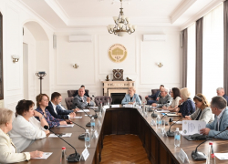 Банк и вуз объединились для обучения экономистов работе с ИИ