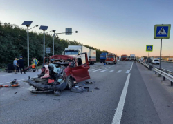 В аварии с грузовиком в Ростовской области погибла женщина, пять человек пострадали 
