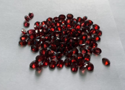 Ювелир из Ростова получил в посылках драгоценные камни на 4,3 млн руб и поплатился за это