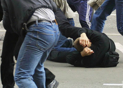 Сотрясение мозга получил мужчина в массовой драке на День города в центре Ростова