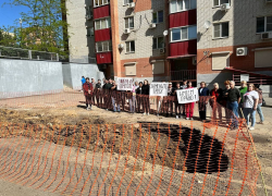 Жители домов на Орбитальной вышли на митинг с требованием вернуть горячую воду после месяца ремонта