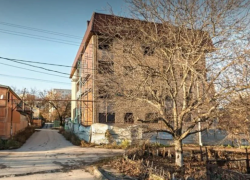 В Ростове почти за 4 млн рублей продают землю под незаконно построенной шестиэтажкой