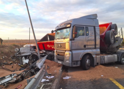 Грузовик протаранил стоящие на обочине автомобили на трассе М-4 «Дон» в Ростовской области