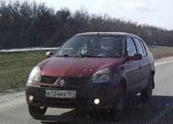Сумасшедший водитель "Рено" едва не угробил людей на дороге под Ростовом