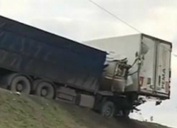 Массовое ДТП с двумя фурами спровоцировало огромную пробку под Ростовом