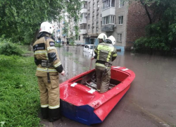 Из-за сильного ливня затопило подъезд многоэтажки в Ростове-на-Дону