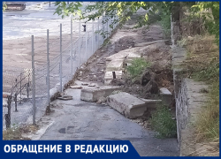 В Ростове после сильного ливня завалило мусором проезд