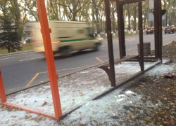 На сотни тысяч мелких осколков разгромили красивую остановку озверевшие вандалы 