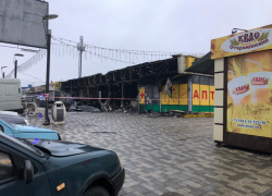 Три человека пострадали при пожаре торгового павильона в Ростове на Левенцовке