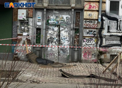 Кусок кровли в очередной раз упал со здания ОКН на Университетском в Ростове – чуть не пострадал журналист «Блокнот Ростов»
