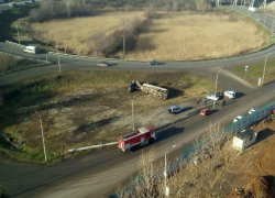 Дальнобойщику чудом удалось выбраться из покореженной кабины опрокинувшейся в кювет фуры под Ростовом