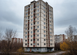 Мужчина и 14-летняя девочка погибли после падения из окон высоток в Суворовском районе Ростова