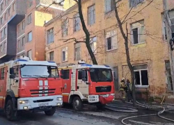 В центре Ростова горит трехэтажное здание