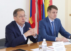 Никак не упоминается на сайте госдумы малоактивный депутат от Ростовской области Александр Каминский