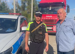 Полицейские помогли водителю поломанного грузовика на трассе в Ростовской области