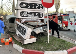 В Ростове пьяный водитель легковушки протаранил табло на АЗС