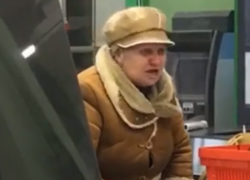 Бешеная пенсионерка на видео назвала проституткой ошарашенную сотрудницу ростовского супермаркета