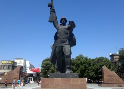 Жители Шахт в советское время упорным трудом собрали деньги на памятник Солдату-освободителю