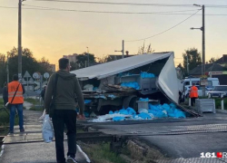 В Ростове пассажирский поезд Адлер-Томск протаранил грузовик