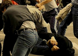 Мужчина отобрал у оппонента сумочку во время массовой драки у ночного клуба Ростова