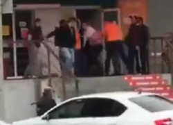Взрывоопасные разборки продавцов сняли на видео ошалевшие покупатели в Ростове
