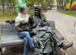 Памятник Бабе Яге появился в парке Революции в Ростове