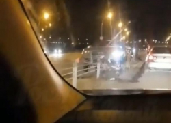 Иномарка на скорости влетела на отбойник на трассе между Батайском и Ростовом