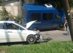 В Ростове иномарка протаранила на скорости микроавтобус