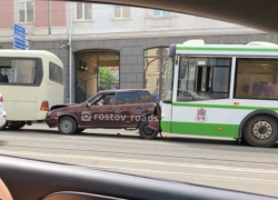 В Ростове легковушку зажало в «бутерброд» между маршруткой и автобусом