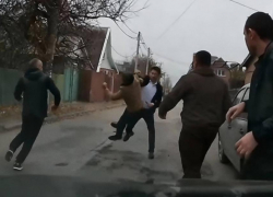 Ростовский Джон Уик: мужчина в костюме нокаутировал двоих противников и скрылся с места потасовки