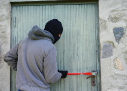 Жительница Таганрога проснулась ночью и спугнула вора-рецидивиста