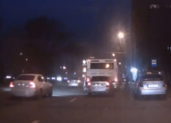 Устроившие гонку на Шолохова лихачи разбежались после аварии с автобусом в Ростове на видео