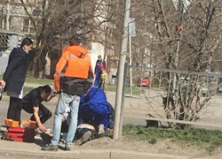 Мужчина упал замертво на глазах у прохожих на полпути к автобусной остановке в Ростове