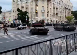 Вооруженные люди оцепили административные здания в центре Ростова. 