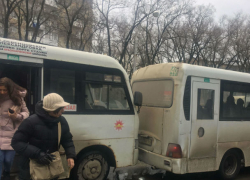 В погоне за пассажирами дикий водитель маршрутки пошел на таран конкурента в Ростове