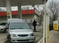 Огненным фейерверком могло закончится ДТП: авто за малым не влетело в заправку в Ростове