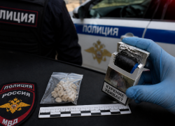 В Ростове полицейские задержали 26-летнюю девушку с наркотиками в пачке сигарет