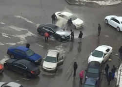 Раненый мужчина в крови выбирался из взорвавшегося "Мерседеса" в Ростове